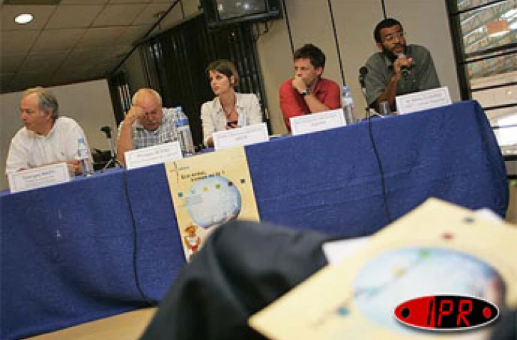 Mardi 3 mai 2005 -
Lors d ela conférence sur la La Case adaptée au développement durable de La Réunion