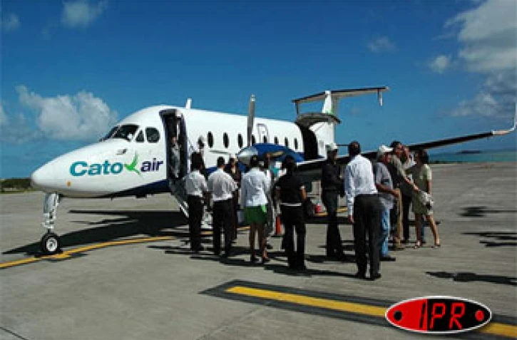 Juillet 2006 -

Le BeechCraft 1900D de Catovair. La compagnie assurera la desserte Rodrigues - Réunion avec un nouveau jet de 76 places