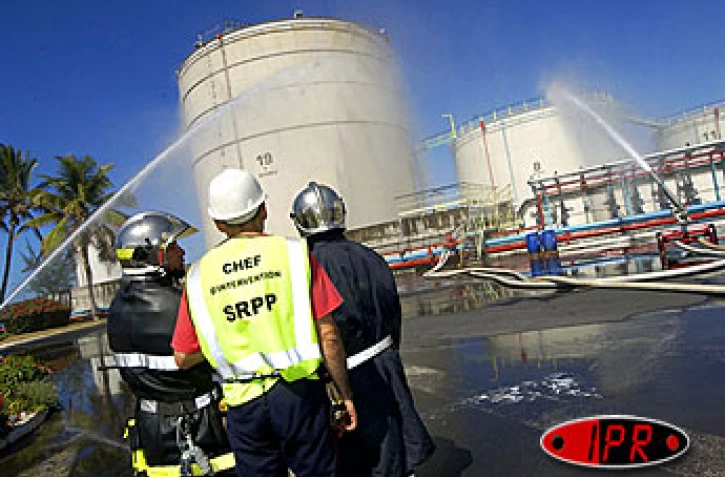 Lors d'un exercice de simulation d'incendie à la SRPP (société réunionnaise des produits pétroliers)