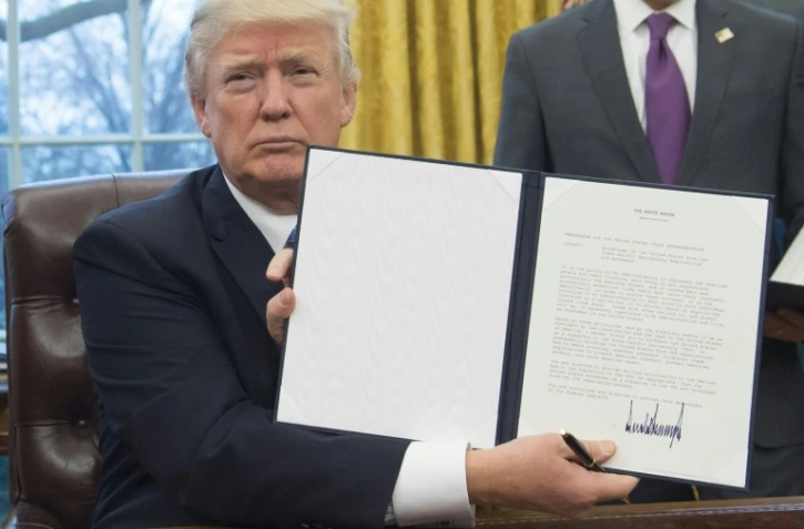Le président américain Donald Trump présente le document actant le retrait des Etats-Unis du partenariat transpacifique (TPP), à Washington le 23 janvier 2017