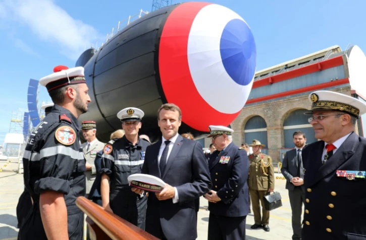Le président Emmanuel Macron rencontre l'équipage du sous-marin nucléaire d'attaque français "Suffren" à Cherbourg, le 12 juillet 2019