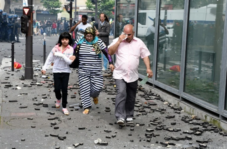 Des passants devant l'hôpital Necker cible de casseurs le 14 juin 2016 à Paris