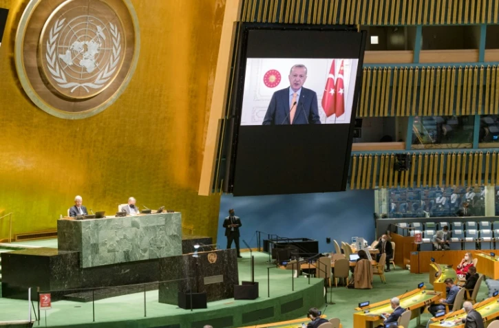 Image fournie par l'Onu du président turc Tayyip Erdogan (à l'écran) adressant un message à l'Assemblée générale de l'Onu réunie à New York, le 22 septembre 2020