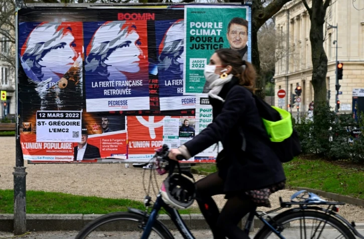 Des affiches de campagne collées sur un panneau électoral à Rennes, le 1er février 2022