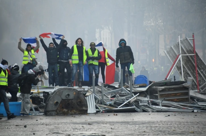 Manifestation de "gilets jaunes" sur les Champs Elysées à Paris, le 24 novembre 2018