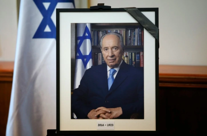 Le portrait de Shimon Peres entouré d'un crèpe noir lors de la réunion du gouvernement le 28 septembre 2016 à Jérusalem