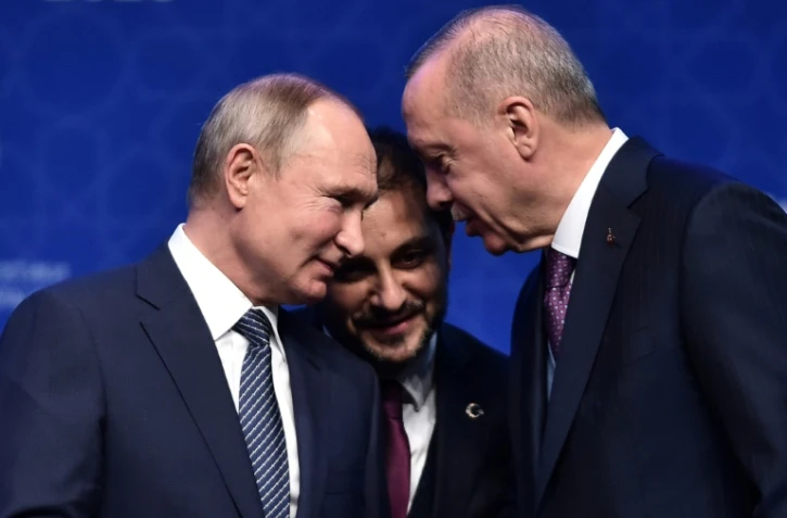 Le président russe Vladimir Poutine (g) et son homologue turc Recep Erdogan, lors d'une cérémonie officielle à Istanbul, le 8 janvier 2020