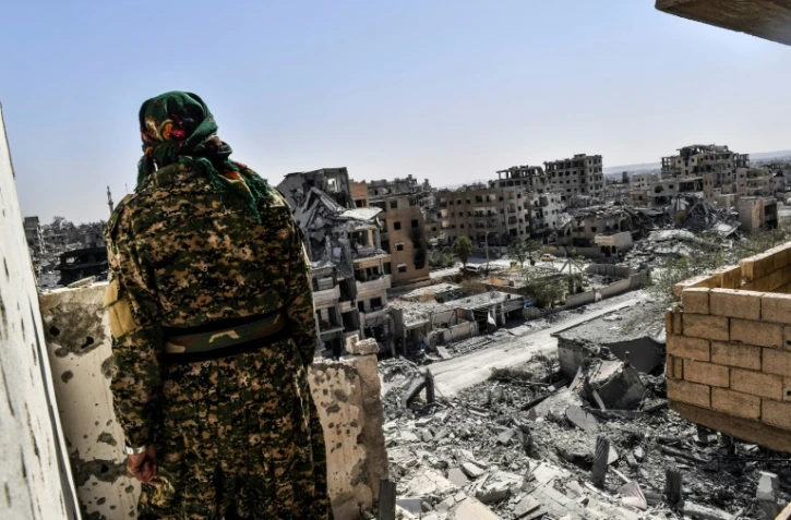 Un combattant des Forces démocratiques syriennes (FDS) soutenues par Washington sur la ligne de front ouest des combats contre les jihadistes du groupe Etat islamique (EI) à Raqa, le 8 octobre 2017