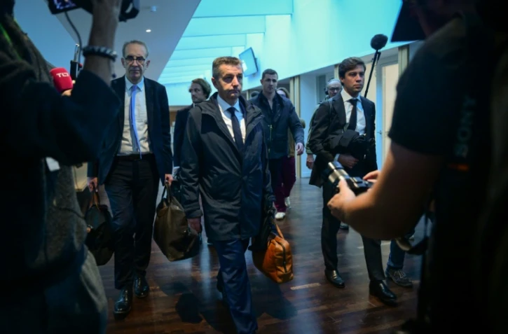 Le maire de Saint-Etienne Gaël Perdriau (au centre) arrive à son procès pour chantage à la sextape, le 22 septembre 2025 au tribunal correctionnel de Lyon