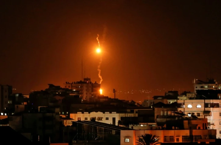 Des bombes éclairantes lancées par des avions de guerre israéliens sur la bande de Gaza le 12 novembre 2018