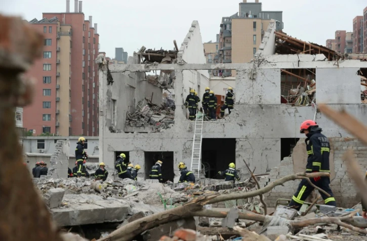 Des équipes de secours sur les lieux d'un explosion à Ningbo, dans l'est de la Chine, le 26 novembre 2017