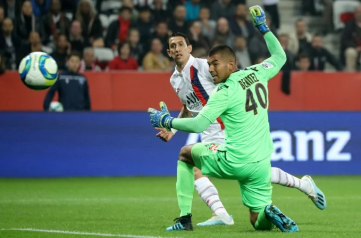 Angel Di Maria bat de près le gardien de Nice Walter Benitez, le premier but de son doublé à l'Allianz Riviera, le 18 octobre 2019
