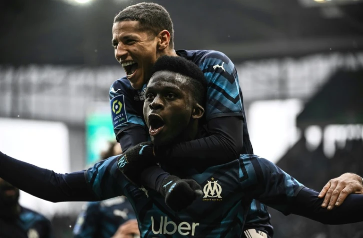 Le jeune attaquant Bamba Dieng, enlacé par Amine Harit, a marqué le 3e but de l'OM sur penalty dans la victoire à Saint-Etienne, le 3 avril 2022 