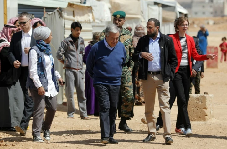 Le secrétaire général de l'ONU Antonio Guterres (c) visite le camp de réfugiés syriens de Zaatari, le 28 mars 2017 en Jordanie