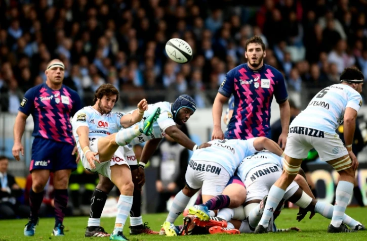 Le demi de mêlée du Racing 92 Maxime Machenaud (2g) auteur de 5 pénalités, face au Stade Français, en Top 14 à Colombes, le 8 octobre 2016