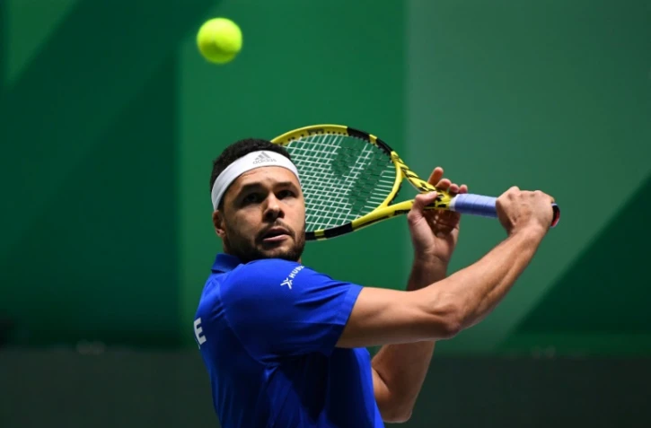 Jo-Wilfried Tsonga face au Japonais Yasutaka Uchiyama durant le premier simple de Coupe Davis France-Japon à Madrid, le 19 novembre 2019