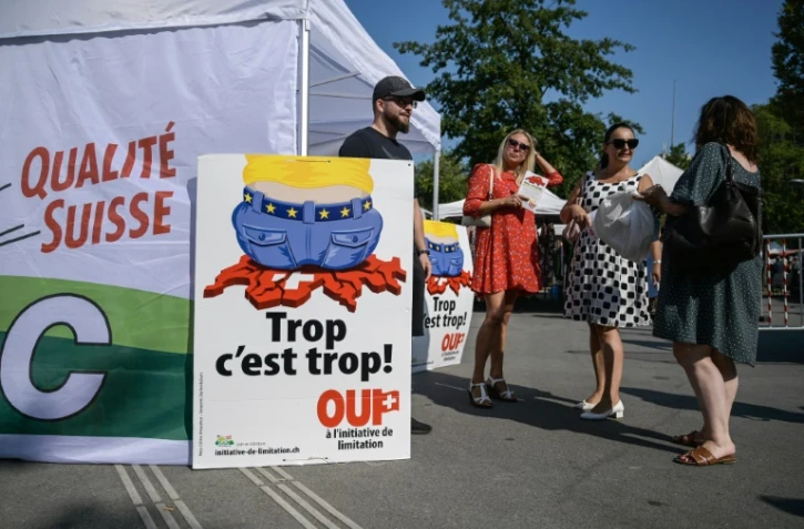 Des militants de l'Union démocratique du centre font campagne avant le sur la libre circulation avec l'UE, le 13 septembre 2020 à Genève