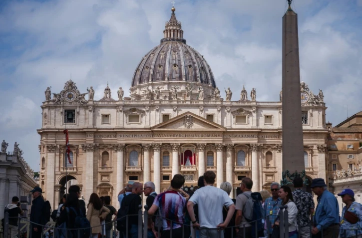 Des visiteurs sur la place Saint-Pierre au Vatican le 5 mai 2025 