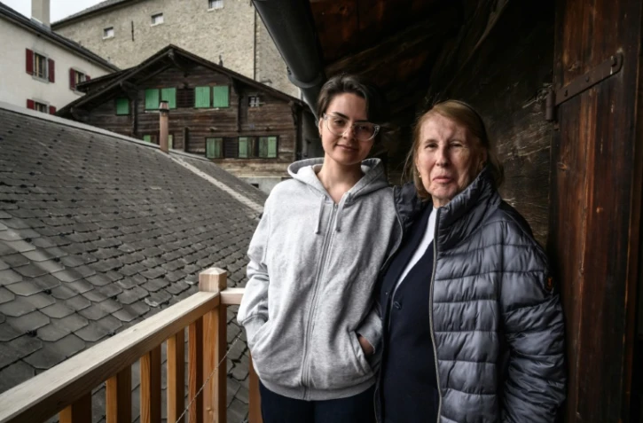 L'arrière-petite-fille de Léon Tolstoï, Marta Albertini (D), pose le 31 mars 2022 avec Anastasia Sheludko, une jeune réfugiée ukrainienne, à Lens, en Suisse