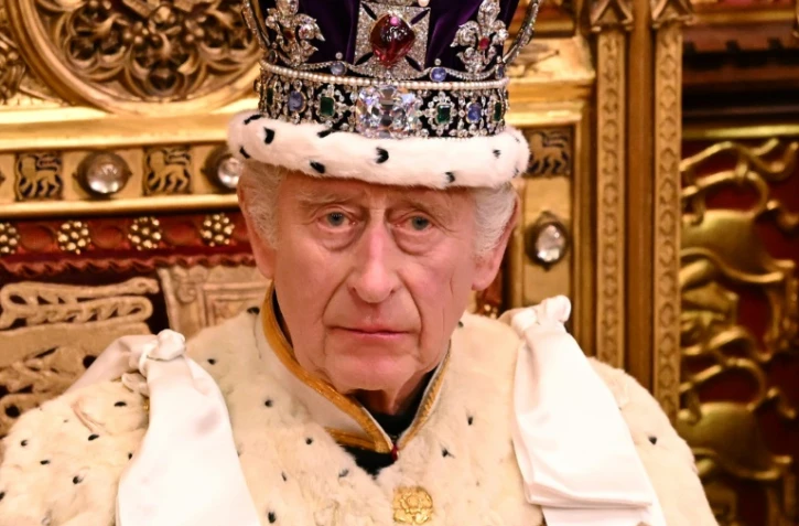Le roi Charles III assis sur le trône à la chambre des Lords, lors de l'ouverture officielle du Parlement, à Londres, le 7 novembre 2023
