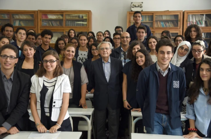 Bernard Pivot (c), président du jury du Prix Goncourt, au milieu de lycéens tunisois, le 26 octobre 2015 à Tunis