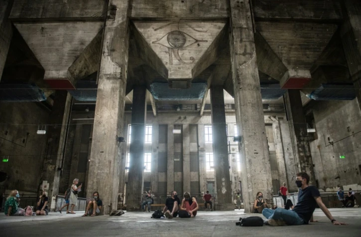 Des visiteurs assistent à une exposition sonore inédite au Berghain, le prestigieux temple de la techno, le 24 juillet 2020 à Berlin