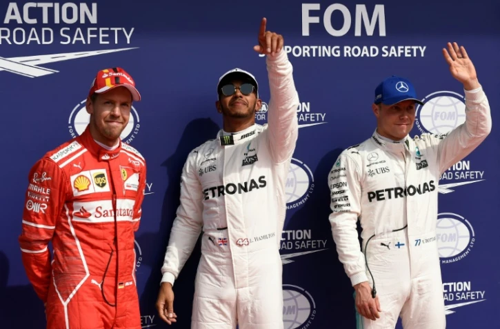 Lewis Hamilton (au centre) fête sa pole position sur le circuit de Spa en Belgique, le 26 août 2017