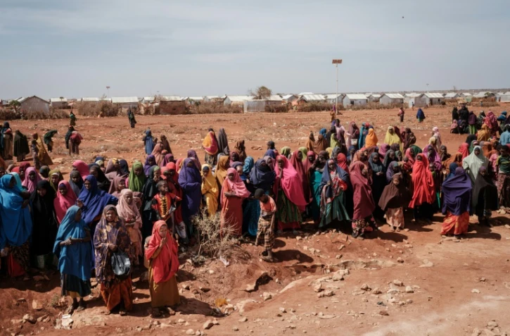 Des femmes attendent une distribution de nourriture dans un camp de déplacés, le 14 février 2022 à Baidoa, en Somalie 