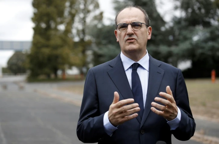 Le premier ministre Jean Castex s'adresse aux médias après une visite sur le site de production de l'entreprise de haute technologie X-FAB à Le Coudray-Montceau, sud de Paris, le 4 juillet 2020