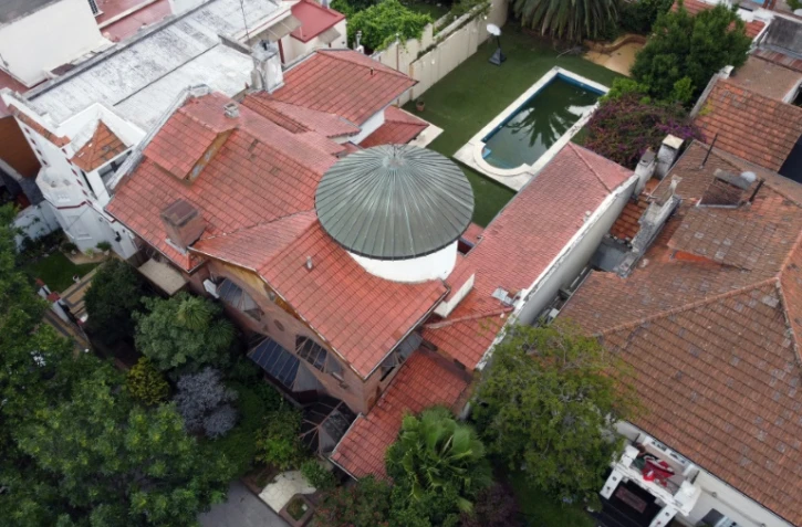 Vue aérienne le 15 décembre 2021 d'une maison de Diego Maradona mise aux enchères à Buenos Aires