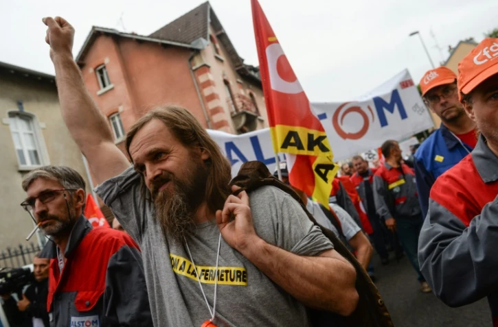 Des manifestants demandent le maintien des 400 emplois du site d'Alstom menacés de délocalisation, à Belfort, le 15 septembre 2016