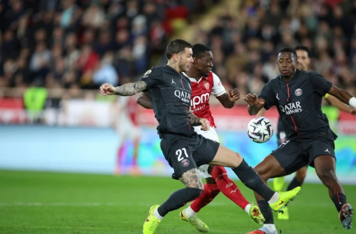 Les défenseurs du PSG Lucas Hernandez (#21) et Willian Pacho sont mis sous pression par l'attaquant monégasque Folarin Balogun lors du revers subi à Monaco, le 29 novembre 2025