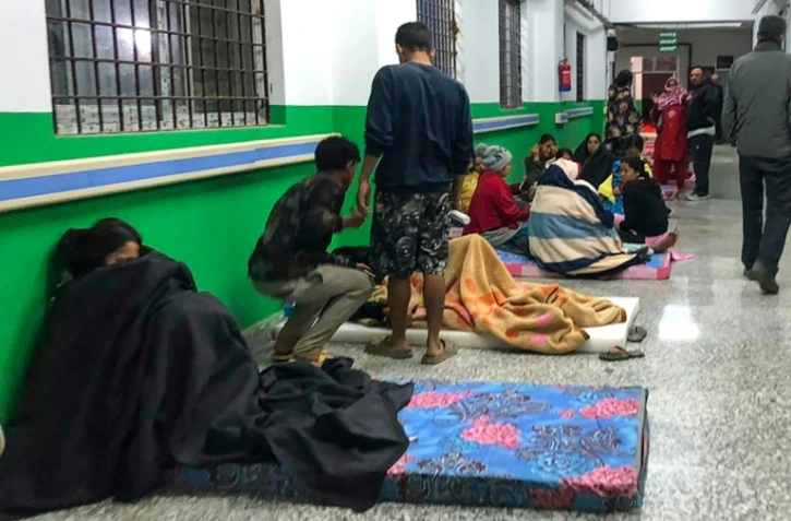 Des rescapés attendent dans un couloir de l'hôpital du district de Jajarkot au Népal à la suite d'un tremblement de terre, le 4 novembre 2023