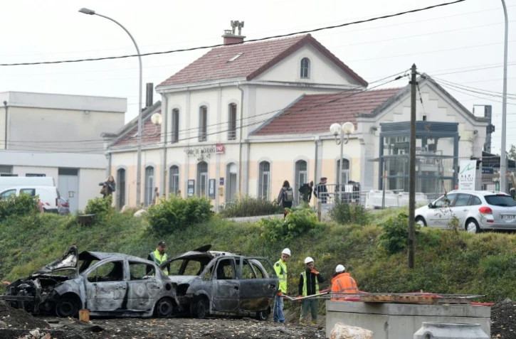 Des véhicules calcinés le 21 octobre 2015 devant la gare de Moirans au lendemain des violences commises la veille  par des gens du voyage
