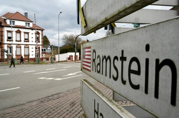 Un drapeau américain sur un panneau indicateur, près de la base aérienne de Ramstein, dans l'ouest de l'Allemagne, le 26 février 2025