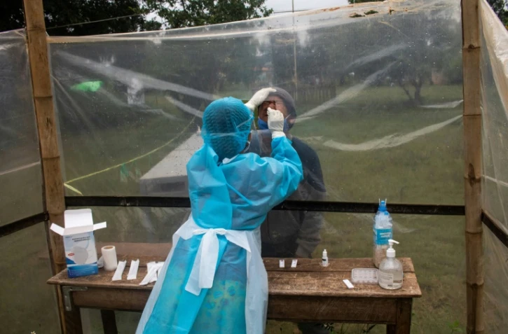 Une infirmière réalise un test Covid-19 le 17 octobre 2021 dans l'Etat de Kayah, en Birmanie