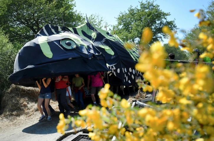Défilé festif de militants à la ZAD de Notre-Dame-Des-Landes, promenant un "triton crêté", le dimanche 20 mai 2018