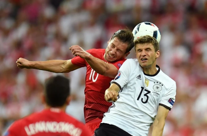 Le milieu polonais Grzegorz Krychowiak (g), dispute un ballon à l'attaquant allemand Thomas Müller, lors du match entre leurs deux équipes au premier tour de l'Euro, au Stade de France à Saint-Denis, le 16 juin 2016