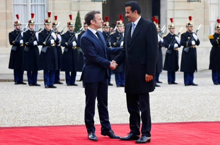 Le président Emmanuel Macron (g) accueille l'émir du Qatar Tamim ben Hamad Al-Thani, le 27 février 2024 à l'Elysée, à Paris