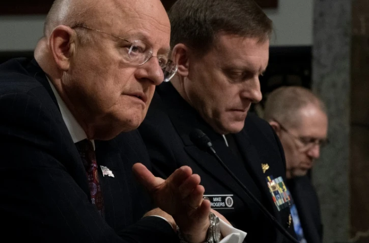 Le directeur du renseignement James Clapper (g) et de la NSA Michael Rogers (c) lors d'une audition devant le Sénat à Washington, le 5 janvier 2017