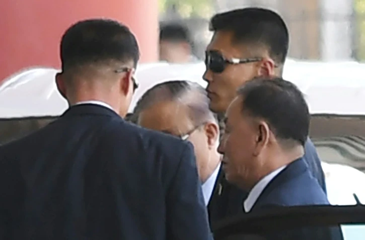 Le général Kim Yong Chol (d), bras droit du leader nord-coréen Kim Jong Un, arrive à l'aéroport de Pékin pour prendre un avion à destination de New York, le 30 mai 2018