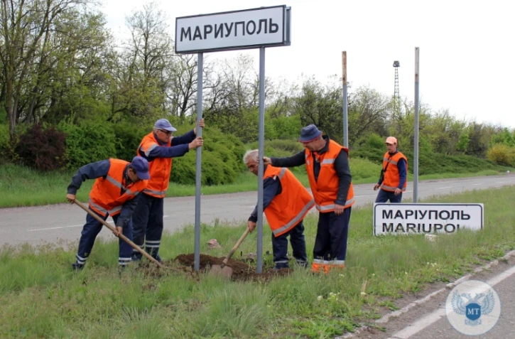 Des employés municipaux démontent des panneaux routiers ukrainiens et les remplacent par des panneaux en langue russe, à l'extérieur de la ville de Marioupol. Photo publiée par le ministère des Transports de la "République populaire de Donetsk" le 5 mai 2022