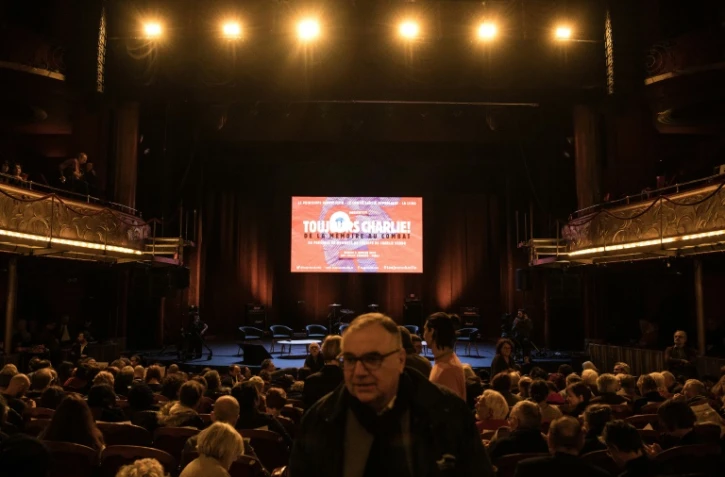Des débats, avant un spectacle sous le nom de "Toujours Charlie!" organisés aux Folies Bergère, le 6 janvier 2017 à Paris, trois ans après l'attaque jihadiste qui a décimé la rédaction de Charlie Hebdo