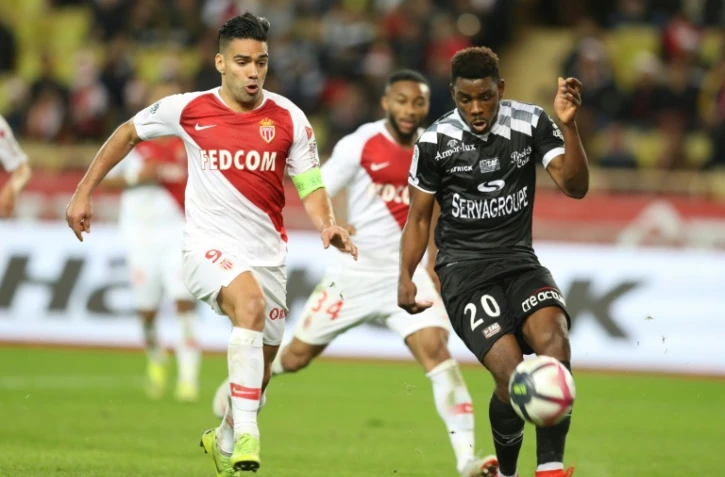 L'attaquant de Monaco Radamel Falcao (g) impuissant face au défenseur camerounais de Guingamp Félix Eboa Eboa, le 22 décembre 2018 au stade Louis-II de Monaco