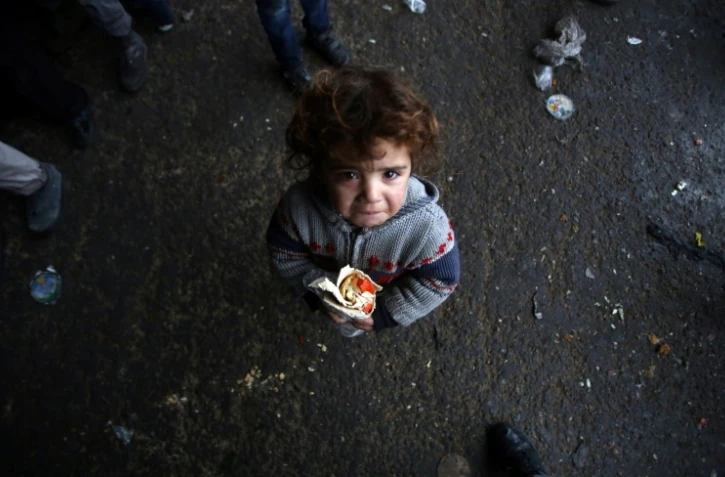 Un petite syrienne, qui a fui avec sa famille les zones rebelles d'Alep, le 1er décembre 2016, dans un refuge dans le quartier de Jibrin, à l'est de la ville