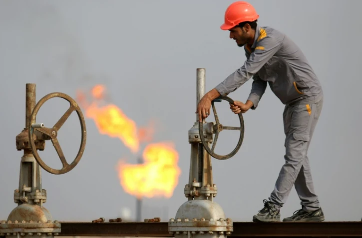 Un employé irakien sur le site d'une raffinerie dans le sud de l'Irak, le 30 octobre 2015