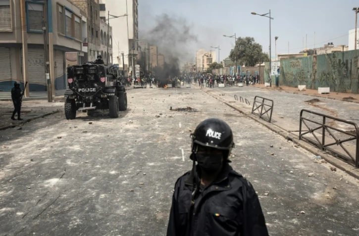 Des policiers sénégalais bloquent des manifestants dans une rue de Dakar le 5 mars 2021