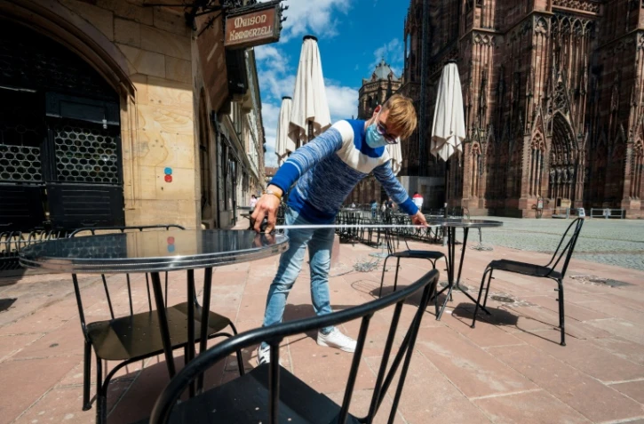 Aménagement des tables et respect des distances pour un restaurant à Strasbourg, le 30 mai 2020