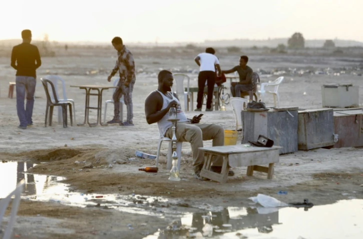 Des migrants africains passent le temps dans un café de fortune à l'extérieur du camp de rétention de Holot, dans le désert du Néguev près de la frontière égyptienne, le 3 septembre 2017