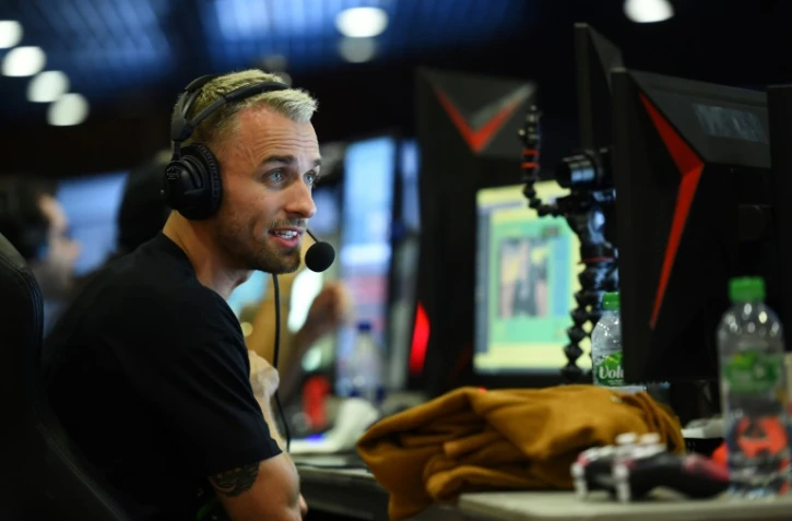 Le YouTuber et streamer français Squeezie participe au Z Event, un marathon de jeux vidéos au profit de l'Institut Pasteur, le 20 septembre 2019, à Montpellier